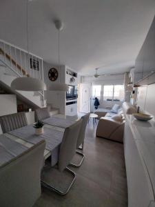 CASA CLARO maison familiale 4 chambres tout confort, jacuzzi privé, piscine commune, quartier résidentiel Los Balcones