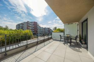 Nowe Sady Stylish Apartment Close to Łódź Airport by Noclegi Renters