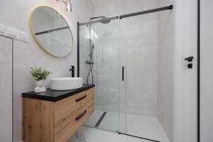 Nowe Sady Stylish Apartment Close to Łódź Airport by Noclegi Renters