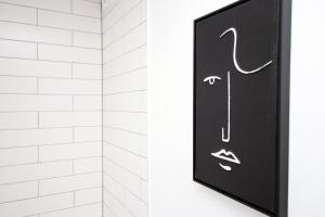 MODERN BOURNEMOUTH BEACH APARTMENT- SLEEPS 6 - PRIVATE GARDEN, ULTRAFAST Wifi, PRIVATE PARKING SPACE, FLAT SCREEN TV, 1 MINUTE WALK FROM BARS & RESTUARANTS