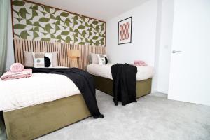 MODERN BOURNEMOUTH BEACH APARTMENT- SLEEPS 6 - PRIVATE GARDEN, ULTRAFAST Wifi, PRIVATE PARKING SPACE, FLAT SCREEN TV, 1 MINUTE WALK FROM BARS & RESTUARANTS