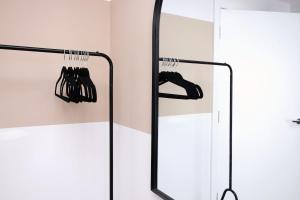 MODERN BOURNEMOUTH BEACH APARTMENT- SLEEPS 6 - PRIVATE GARDEN, ULTRAFAST Wifi, PRIVATE PARKING SPACE, FLAT SCREEN TV, 1 MINUTE WALK FROM BARS & RESTUARANTS