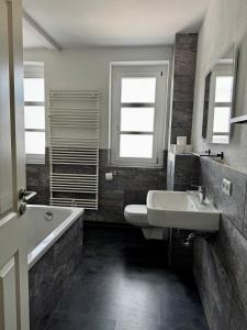 Premium Quartier - Modernes Apartment, 2 Schlafzimmer, WLAN, Parken, Küche