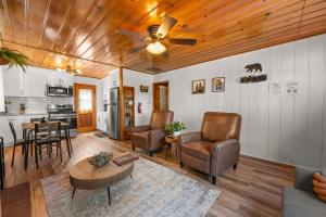 Blue Skies- Modern Cabin Near Slopes w Fireplace