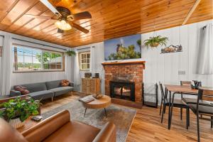 Blue Skies- Modern Cabin Near Slopes w Fireplace