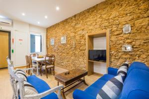 Charming Villa in Quelfes with Shared Pool