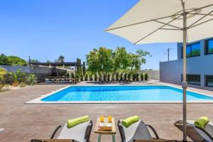 Sea-view villa in Quelfes + Shared pool