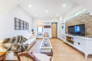 Sea-view villa in Quelfes + Shared pool