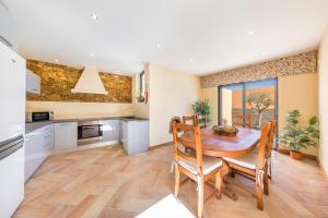 Spacious house with sea view in Quelfes, shared pool