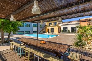 Spacious house with sea view in Quelfes, shared pool