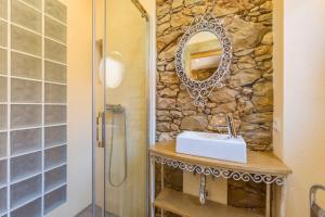 Spacious house with sea view in Quelfes, shared pool