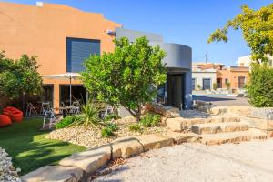 Spacious house with sea view in Quelfes, shared pool