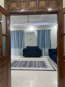 Chic Central Near Airport Family House