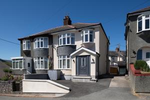 Modern 3 bedroom house Llanrwst less than a 5 minute drive from Zip World Forest