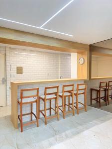 300m da praia, 2 quartos, piscina e academia