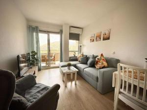 Benalmadena, Jupiter 1-Bedroom Apartment with Sea & Mountain Views, Pool & Garden