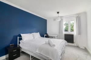 Stylish 1BD Canal-Side Flat with Private Garden