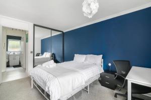 Stylish 1BD Canal-Side Flat with Private Garden