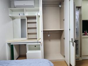 DP 9-minute walk from Daerim Station,there are many restaurants