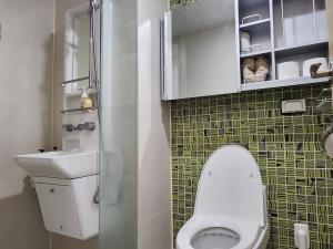 DP 9-minute walk from Daerim Station,there are many restaurants