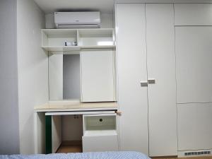 DP 9-minute walk from Daerim Station,there are many restaurants