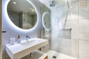 The Official Mercury 2BR Suite with Pool Access by 360 Estates