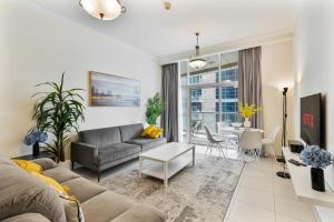 Bright 1BR with Canal Views Near Burj Khalifa - 4hvězdičkové hotely ve městě Dubaj
