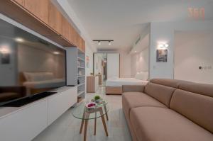 Official Mercury Suite with Pool Access & Views 360 Estates