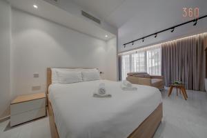 Official Mercury Suite with Pool Access & Views 360 Estates