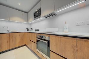 Official Mercury Suite with Pool Access & Views 360 Estates