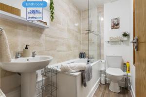 2BR Flat By Azzurri Properties Short Lets & Serviced Accommodation Canary Wharf With Open Garden, Free Parking & Short Stays