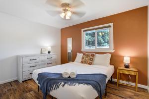 Comfy 2 BR Den - Pet Friendly