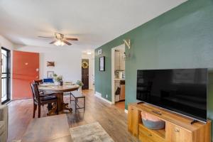 Comfy 2 BR Den - Pet Friendly