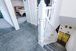 3BR Salford Home Sleeps 7 Kitchen Parking