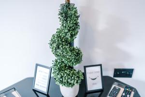 3BR Salford Home Sleeps 7 Kitchen Parking