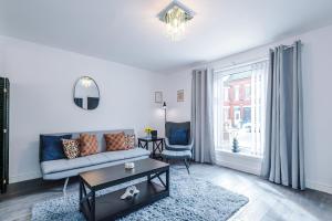 3BR Salford Home Sleeps 7 Kitchen Parking