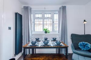 3BR Salford Home Sleeps 7 Kitchen Parking