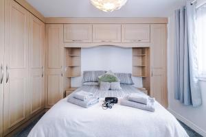 3BR Salford Home Sleeps 7 Kitchen Parking