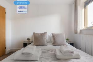 Short Stays Stylish 2BR Flat By Azzurri Properties Short Lets & Serviced Accommodation Canary Wharf With Private Balcony