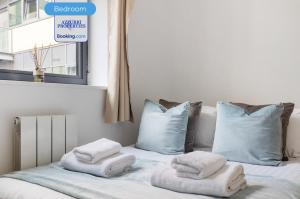 Short Stays Stylish 2BR Flat By Azzurri Properties Short Lets & Serviced Accommodation Canary Wharf With Private Balcony