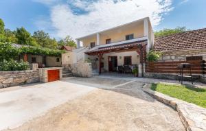 2 Bedroom Stunning Home In Medvida