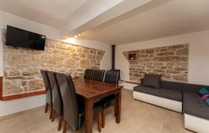 2 Bedroom Stunning Home In Medvida