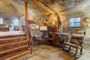Cave Cabin Hot Tub Fire Pit MTN Experience