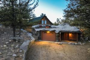 Cave Cabin Hot Tub Fire Pit MTN Experience