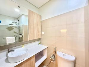 ClaySky Staycation at Shore 2 Residences Tower 2 near Mall of Asia- HotelUp in Amenity and Pool Level with Netflix, HBO Max & Youtube Premium