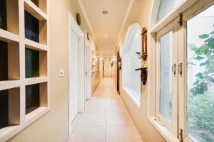 Hotel O New Aatish Market Metro Station