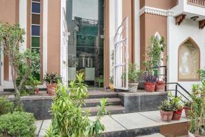 Hotel O New Aatish Market Metro Station