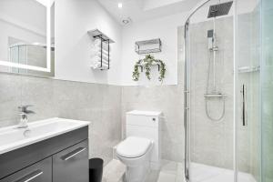 Comfortable 2 Bed Apt, Sleeps 8, Parking, Great for Contractors, Families and Leisure Stays, West Midlands, near Birmingham, Edenwood Residence