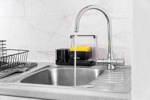 Comfortable 2 Bed Apt, Sleeps 8, Parking, Great for Contractors, Families and Leisure Stays, West Midlands, near Birmingham, Edenwood Residence