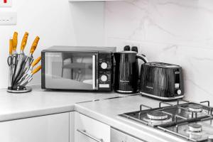 Comfortable 2 Bed Apt, Sleeps 8, Parking, Great for Contractors, Families and Leisure Stays, West Midlands, near Birmingham, Edenwood Residence